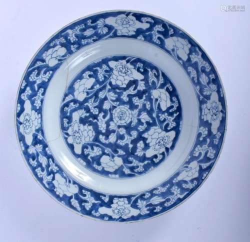 A SMALLER 17TH CENTURY CHINESE BLUE AND WHITE CHARGER