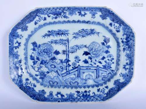 AN 18TH CENTURY CHINESE EXPORT BLUE AND WHITE DISH