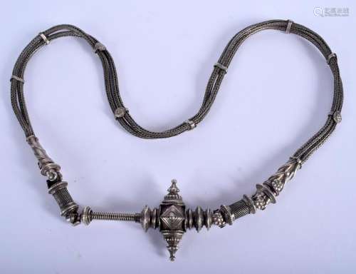 A 19TH CENTURY CHINESE TIBETAN ASIAN SILVER NECKLACE.