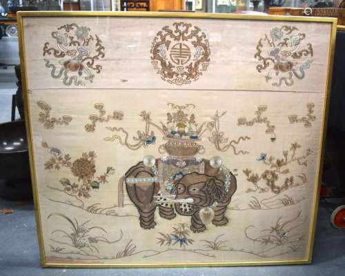 AN EARLY 20TH CENTURY CHINESE SILK EMBROIDERED PANEL
