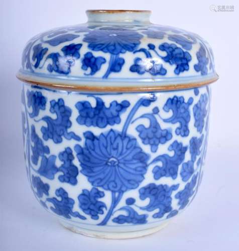 A 17TH CENTURY CHINESE KANGXI PORCELAIN BOWL AND COVER
