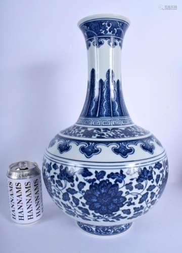 A LARGE CHINESE BLUE AND WHITE PORCELAIN VASE 20th