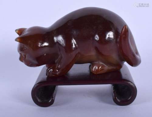 AN EARLY 20TH CENTURY CHINESE CARVED AGATE FIGURE OF A