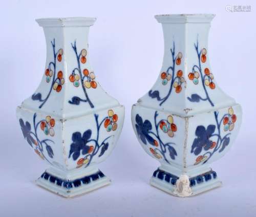 A PAIR OF EARLY 18TH CENTURY CHINESE BLUE AND WHITE