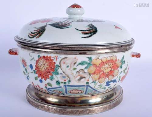 A LARGE 18TH CENTURY CHINESE EXPORT FAMILLE ROSE BOWL