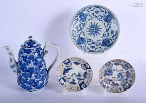 A PAIR OF EARLY 18TH CENTURY CHINESE IMARI DISHES