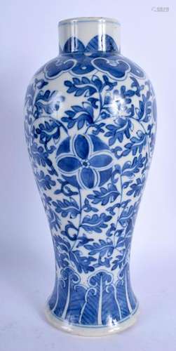 AN 18TH CENTURY CHINESE BLUE AND WHITE VASE Qing. 26 cm