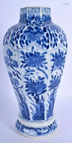 AN EARLY 18TH CENTURY CHINESE BLUE AND WHITE VASE