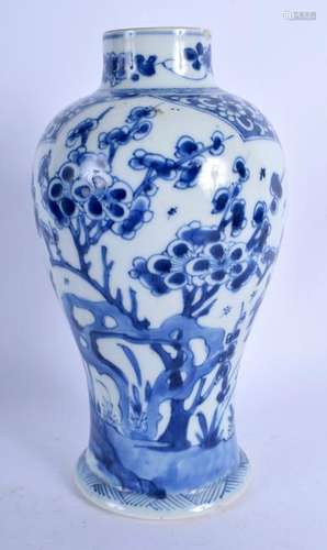 AN EARLY 18TH CENTURY CHINESE BLUE AND WHITE VASE