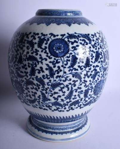 A LATE 18TH CENTURY CHINESE BLUE AND WHITE VASE