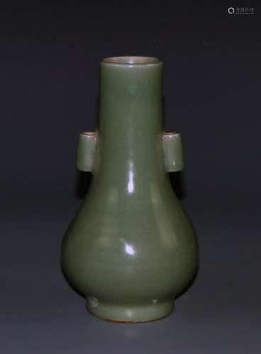 Chinese Lungquan Yao Vase