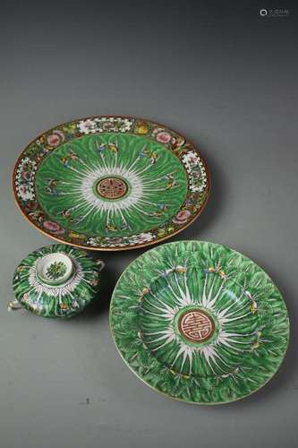 A Set Of Green Ground Famille Rose Plate And Cups, Qing