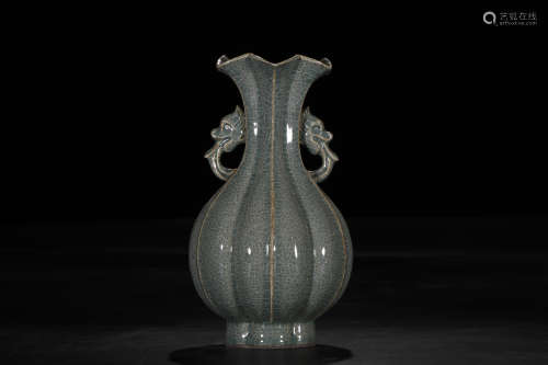A Chinese Guan-typed Porcelain Vase
