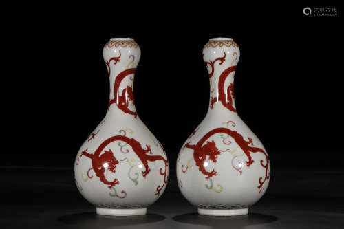 A Pair of Chinese Famille Rose Garlic-mouthed Porcelain Vase with Iron Red Dragons