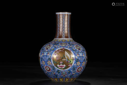 A Chinese Famille Rose Porcelain Globular Vase with Butterflies and Flowers Decoration.