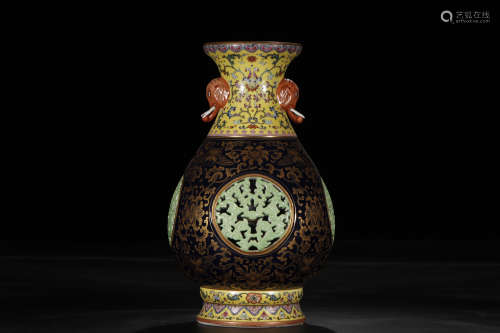 A Pair of Chinese Famille Rose Porcelain Vase with Gilt Flowers