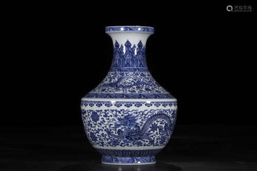 A Chinese Blue and White Porcelain Zun Vase with Dragons and Poenixes Decoration.
