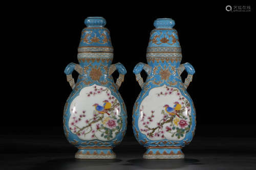 A Pair of Chinese Famille Rose Turquoise Glaze Porcelain Vases with Lids