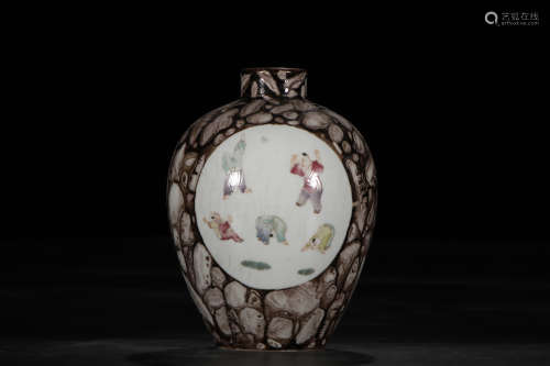 A Chinese Famille Rose  Porcelain Vase