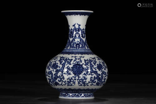 A Chinese Blue and White Porcelain Vase.