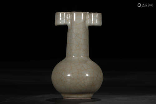 A Chinese Guan-typed Porcelain Vase