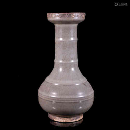 A Chinese Crackle Glaze porcelain Vase