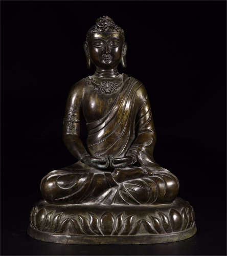 A CHINESE BRONZE FIGURE OF SEATED GUANYIN