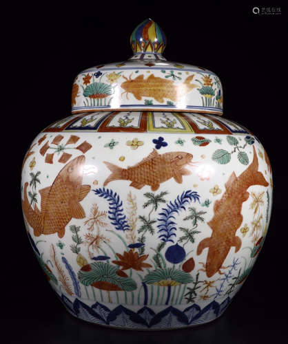 A CHINESE WUCAI LIDDED JAR FISH WEED LIDDED JAR