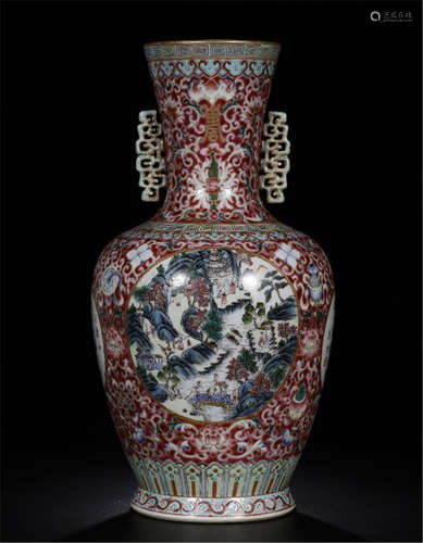 A CHINESE FAMILLE ROSE FLOWER AND MOUNTAIN VIEWS HANDLE VASE