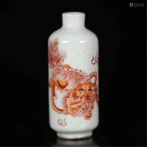 A CHINESE PORCELAIN RED LION PLAYING BALL POT