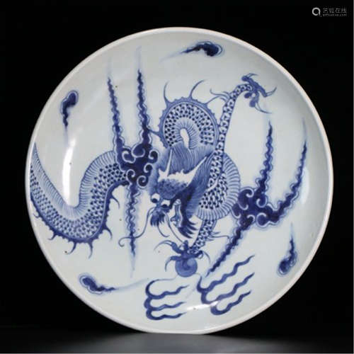 A CHINESE BLUE AND WHITE DRAGOM MOTIF PLATE