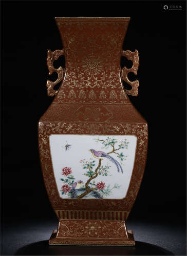 A CHINESE PORCELAIN GOLD INLAID FAMILLE ROSE FLOWER BIRD HANDLE VASE