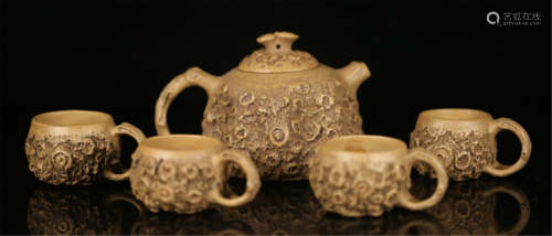 A SET OF CHINESE ZISHA TREE TUMOR TEA POT WITH FOUR CUPS