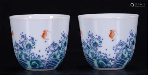 A PAIR OF CHINESE BLUE AND WHITE WUCAI CUPS