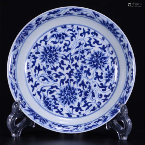 A CHINESE PORCELAIN BLUE AND WHITE FLOWER ROUND TRAY