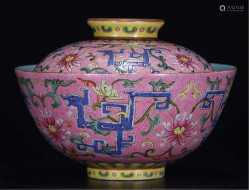 A CHINESE PORCELAIN FAMILLE ROSE FLOWER LIDDED BOWL