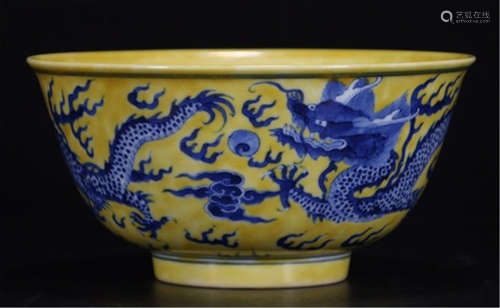 A CHINESE PORCELAIN YELLOW GLAZED BLUE AND WHITE DRAGON BOWL