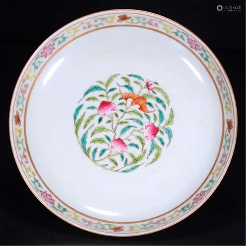 A CHINESE PORCELAIN FAMILLE ROSE PLATE TRAY