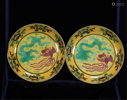 A PAIR OF CHINESE YELLOW GLAZED DRAGON PHOENIX PLATES