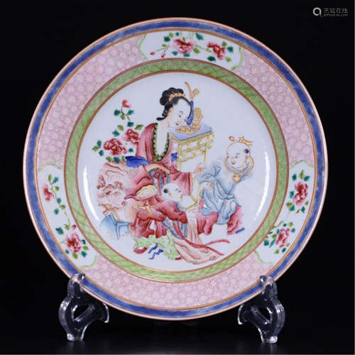 A CHINESE PORCELAIN FAMILLE ROSE BEAUTY PLATE