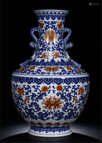 A CHINESE PORCELAIN BLUE AND WHITE HANDLE VASE