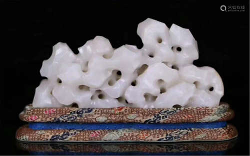 A CHINESE CARVED JADE TABLE ITEM