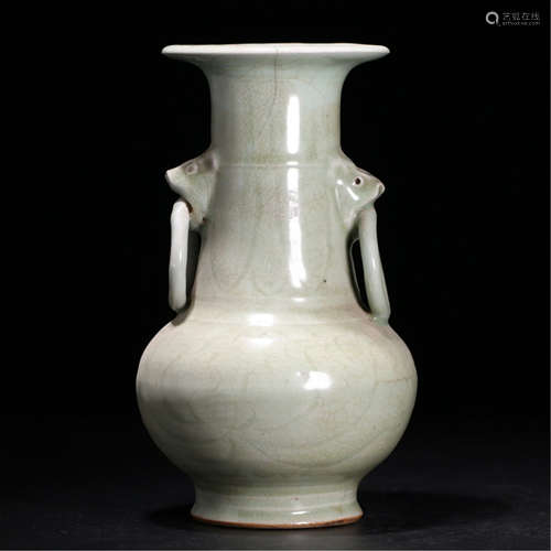 A CHINESE PORCELAIN CELADON HANDLE VASE