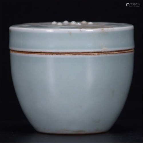 A CHINESE PORCELAIN CELADON GLAZED LIDDED JAR