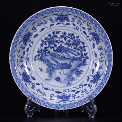 A CHINESE PORCELAIN BLUE AND WHITE BIRD PLATE