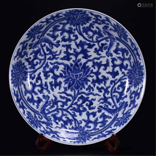 A CHINESE PORCELAIN BLUE AND WHITE FLOWER DISH