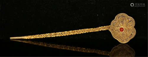 A CHINESE GILT SILVER FLOWER RUYI HAIR PIN