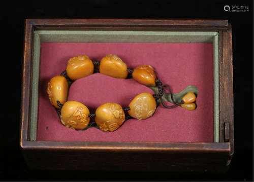 A CHINESE CARVED TIANHUANG STONE BRACELET