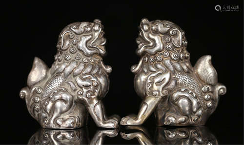 A PAIE OF CHINESE SILVER LIONS TABLE ITEM