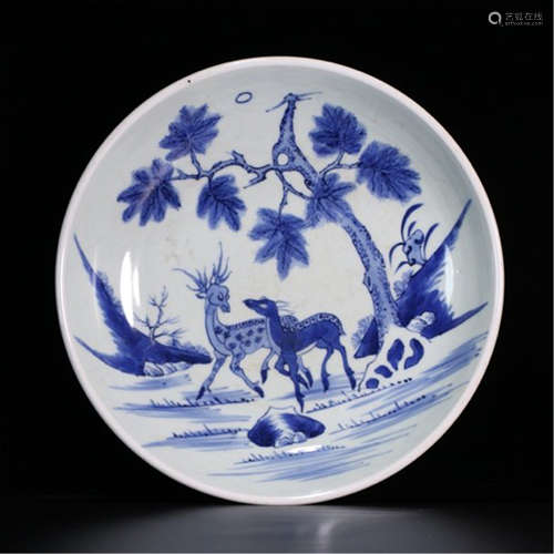 A CHINESE PORCELAIN BLUE AND WHITE DEERS PLATE